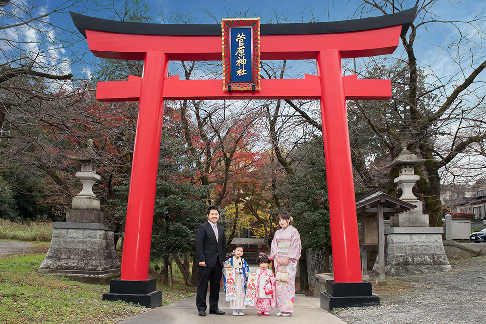 神社で家族写真